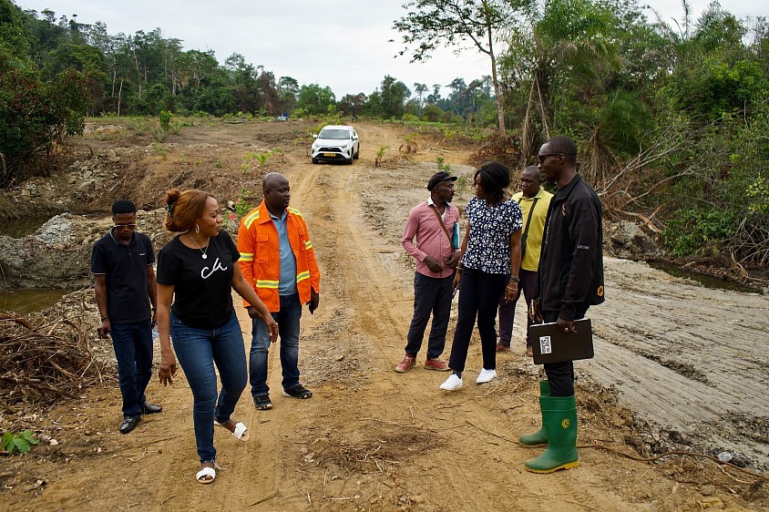 Aux côtés de Mme LEIA et des experts de COMILOG. Une étape importante dans le développement du projet Gabon EDEN TOUR - Ranch Igoumié, marquée par des échanges constructifs, l'analyse du potentiel du site et une vision commune pour un tourisme durable et respectueux de notre patrimoine naturel.